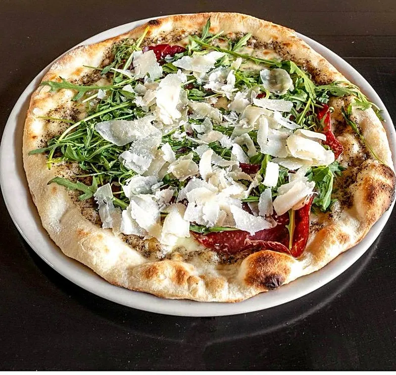 Pizza tartufo — crème de truffes, bresaola, roquette et copeaux de parmesan