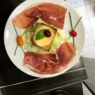 Jambon de Parme, toast de chèvre chaud